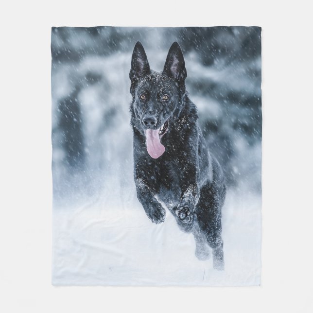 Schwarzer Schäfer im Schnee Fleecedecke (Vorderseite)