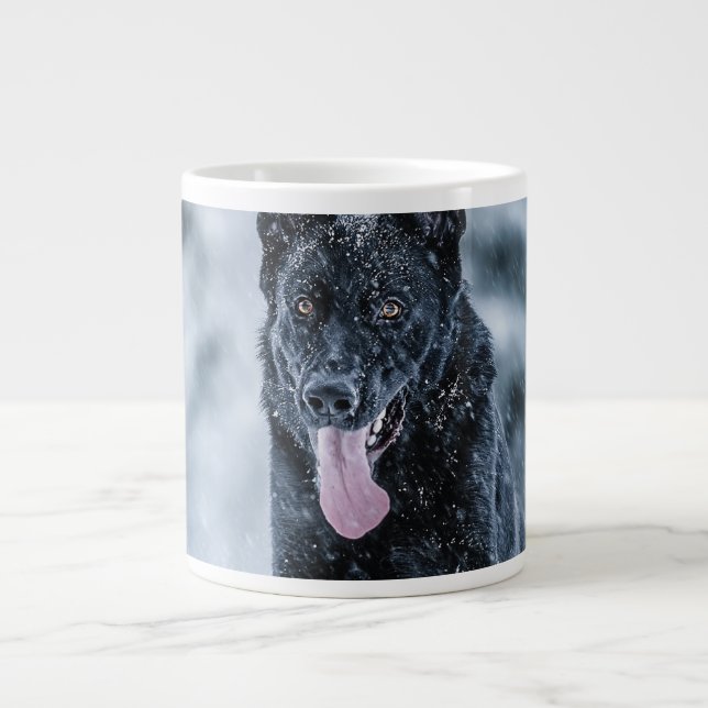 Schwarzer Schäfer im Schnee Jumbo-Tasse (Vorderseite)