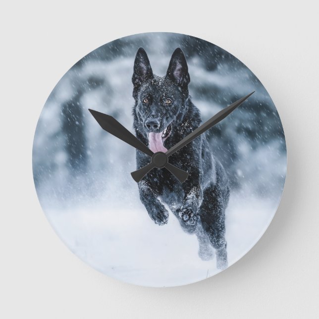 Schwarzer Schäfer im Schnee Runde Wanduhr (Vorderseite)