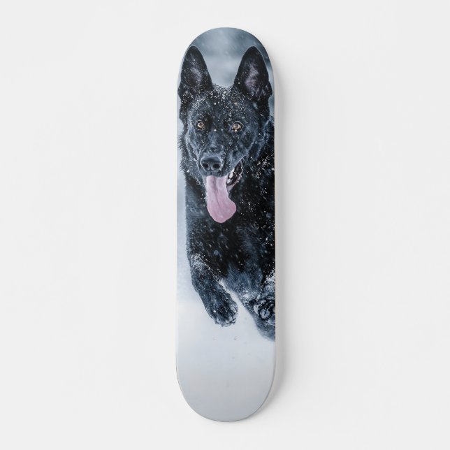 Schwarzer Schäfer im Schnee Skateboard (Vorne)