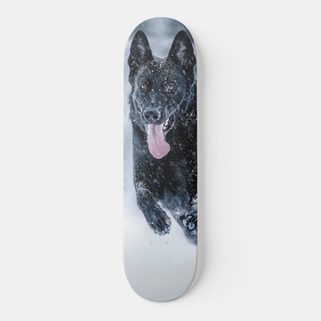 Schwarzer Schäfer im Schnee Skateboard (Vorderseite)