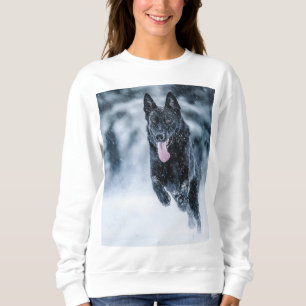 Schwarzer Schäfer im Schnee Sweatshirt