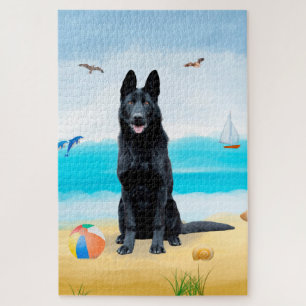 Schwarzer Schäferhund am Strand