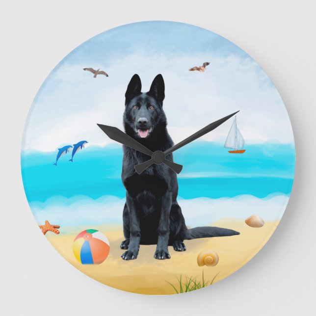 Schwarzer Schäferhund am Strand Große Wanduhr (Vorderseite)