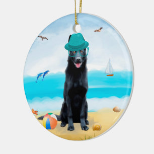 Schwarzer Schäferhund am Strand Keramik Ornament