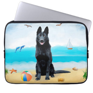 Schwarzer Schäferhund am Strand Laptopschutzhülle