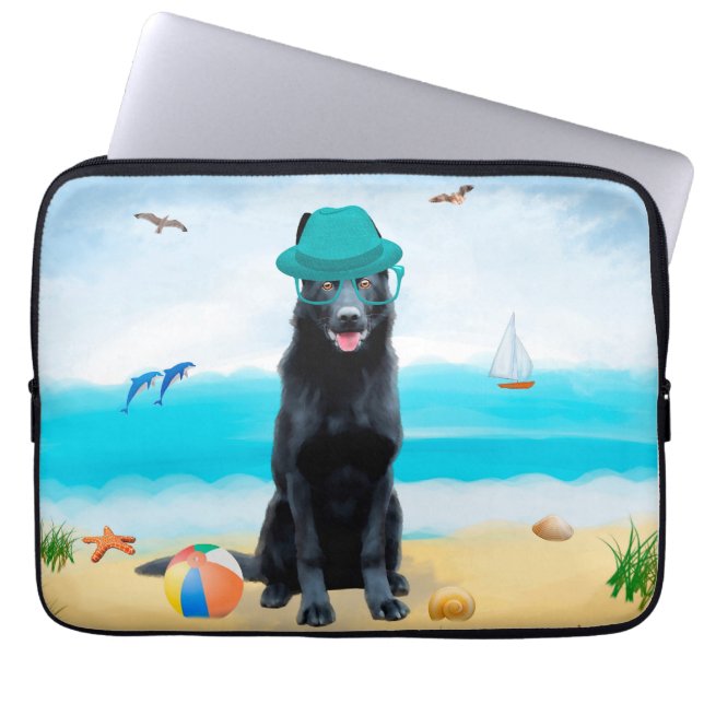 Schwarzer Schäferhund am Strand Laptopschutzhülle (Vorderseite)