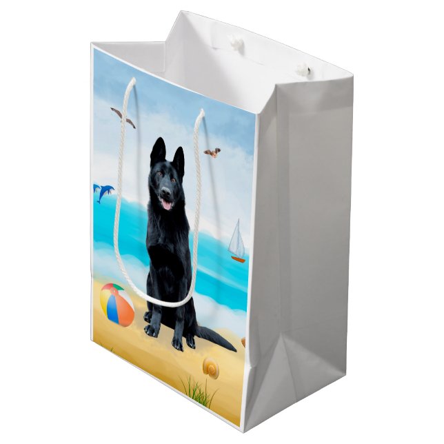 Schwarzer Schäferhund am Strand Mittlere Geschenktüte (Vorderseite Schrägansicht)