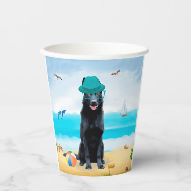 Schwarzer Schäferhund am Strand Pappbecher (Vorderseite)