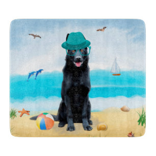 Schwarzer Schäferhund am Strand Schneidebrett