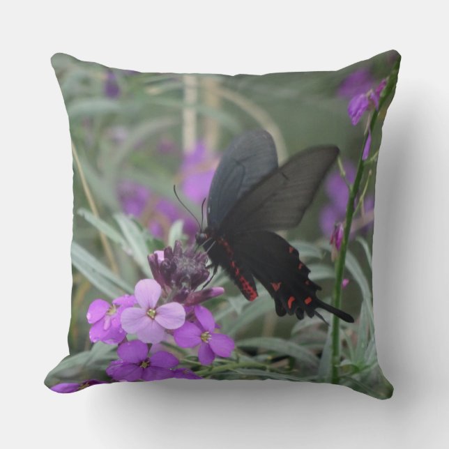 Schwarzer Schmetterling auf Purple Flowers Kissen (Vorderseite)