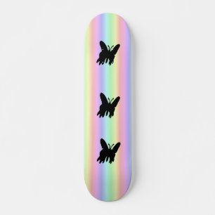Schwarzer Schmetterling auf Regenbogen Skateboard