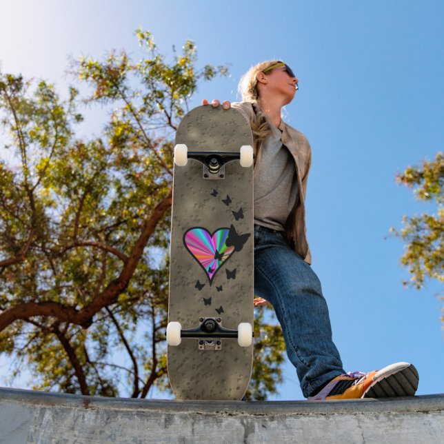 Schwarzer Schmetterling im Regenbogenherz Skateboard (Außenbereich 1)