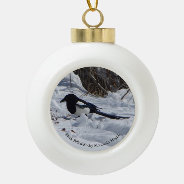 Schwarzer Schmuck aus dem Rocky Mountain Magpie Keramik Kugel-Ornament (Vorderseite)