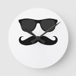 Schwarzer Schnurrbart und Sonnenbrille Wanduhr