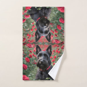 Schwarzer Schottischer Terrier in den Rote Rosen, Handtuch