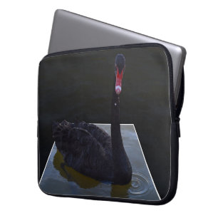 Schwarzer Schwan im Maßteich schwimmen, Laptopschutzhülle