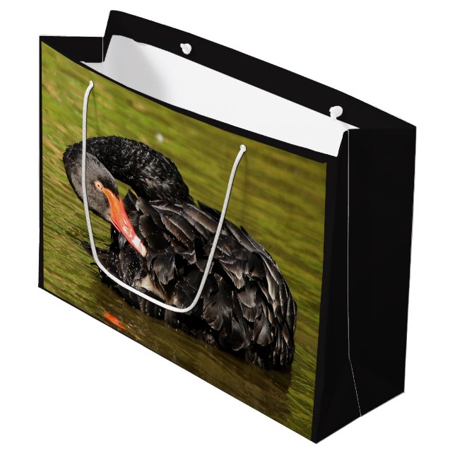 Schwarzer Schwan im Teich Große Geschenktüte (Vorderseite Schrägansicht)