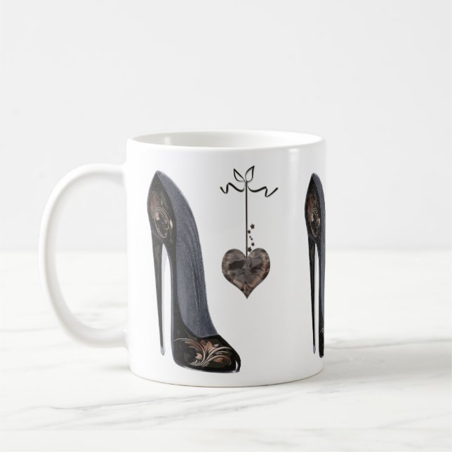 Schwarzer Stilett-Schuh und Herz Kaffeetasse (Links)