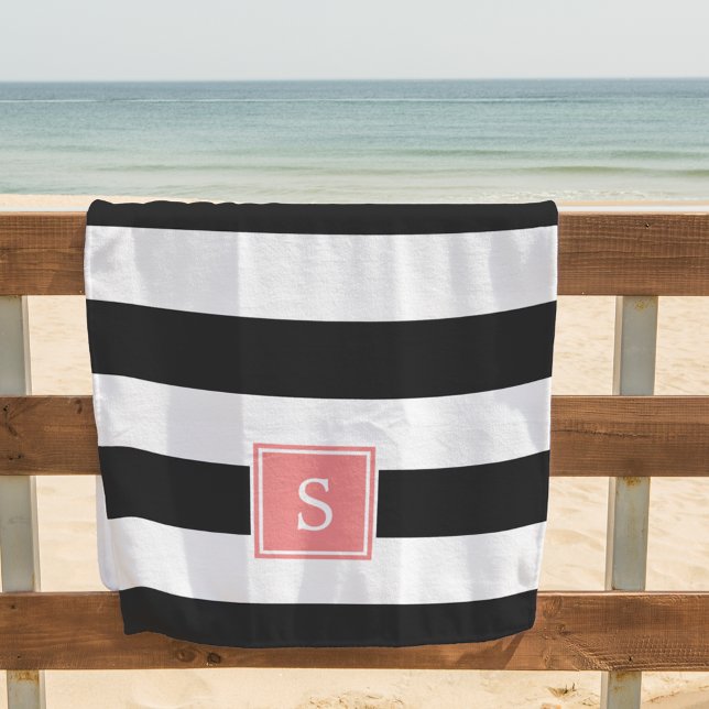 Schwarzer Streifen und Korallenmonogramm Strandtuch (Von Creator hochgeladen)