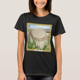 Schwarzer T - Shirt Grafikdesign "Softball in Gras