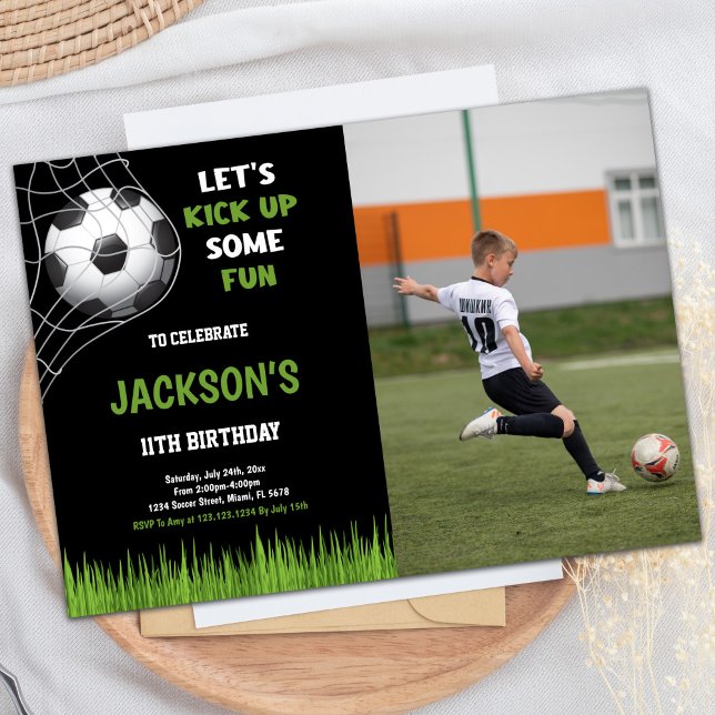 Schwarzer Tritt etwas Spaß Foto Fußball Geburtstag Einladung (Black kick up some fun Photo Soccer Birthday Invitation)