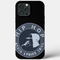 Schwarzer Typ im Hoodie Rapping auf dem Mic