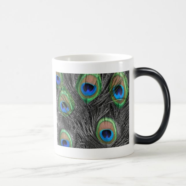 Schwarzer u. weißer Pfau versieht Tasse mit Federn (Rechts)