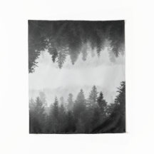 Schwarzer und weißer Nebelwald