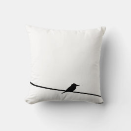 Schwarzer Vogel auf einem Draht Kissen