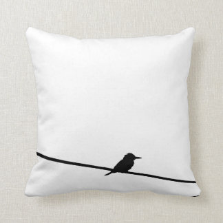 Schwarzer Vogel auf einem Draht Kissen