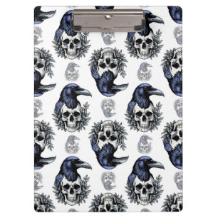Schwarzer Vogel auf einem Skull-Goth-Muster Klemmbrett