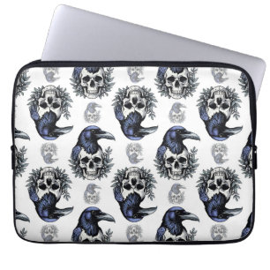 Schwarzer Vogel auf einem Skull-Goth-Muster Laptopschutzhülle