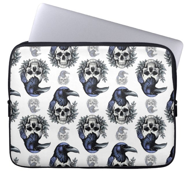 Schwarzer Vogel auf einem Skull-Goth-Muster Laptopschutzhülle (Vorderseite)