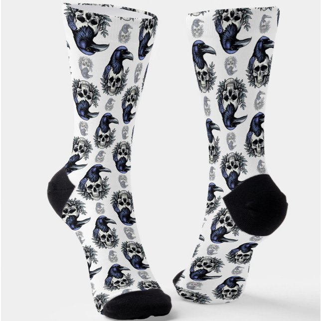 Schwarzer Vogel auf einem Skull-Goth-Muster Socken (Von Creator hochgeladen)