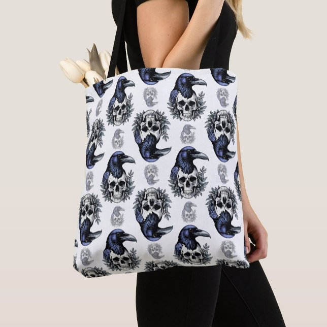 Schwarzer Vogel auf einem Skull-Goth-Muster Tasche (Von Creator hochgeladen)