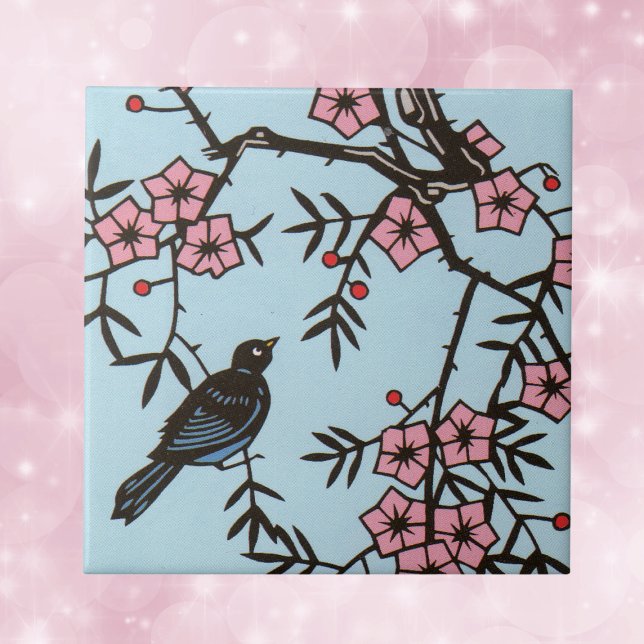 Schwarzer Vogel Kirschblütenbaum Fliese (Black bird in cherry blossum tree with pink flowers on light blue decorative ceramic tile.)