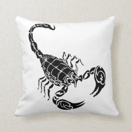 Schwarzer von Hand gezeichneter Skorpion und Kissen