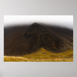 Schwarzer Vulkanberg und tiefes Wolkenposter Poster