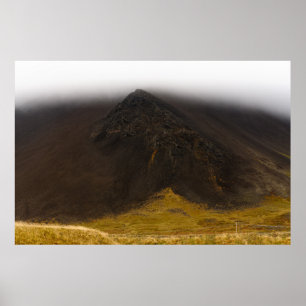 Schwarzer Vulkanberg und tiefes Wolkenposter Poster