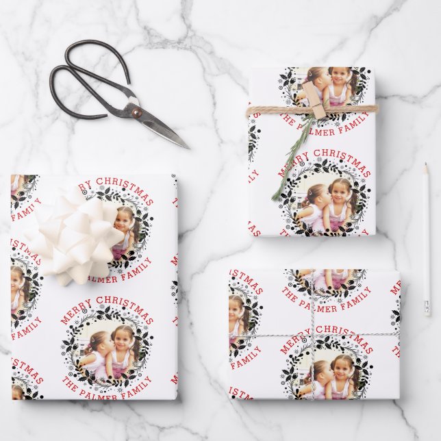 Schwarzer Weihnachtskranz, rotes, fröhliches Weihn Geschenkpapier Set (Vorderseite)