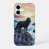 schwarzer Wolf am Wasserfall bei Sonnenaufgang