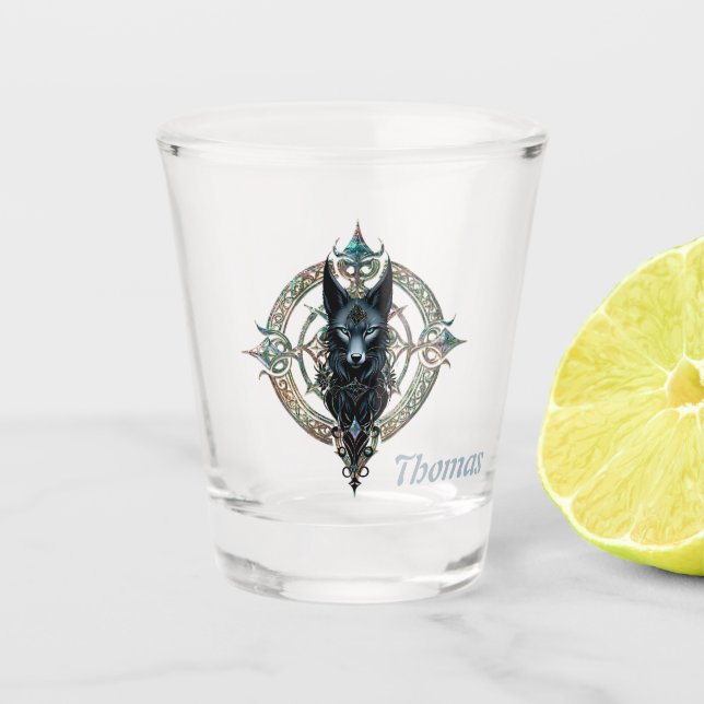 Schwarzer Wolf Kopf mit durchstechenden blauen Aug Schnapsglas (Vorderseite)