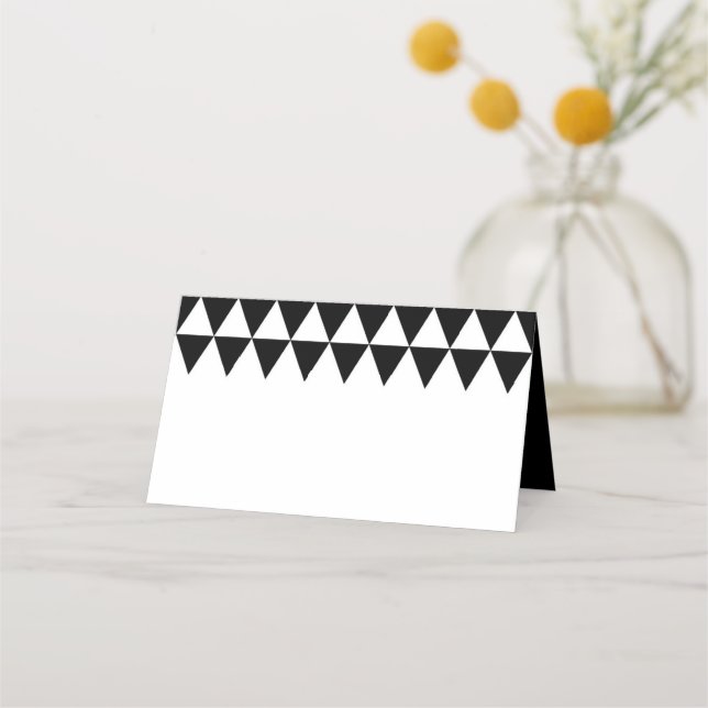Schwarzes Dreieck-Muster mit weißem Minimalistisch Platzkarte (Vorderseite)