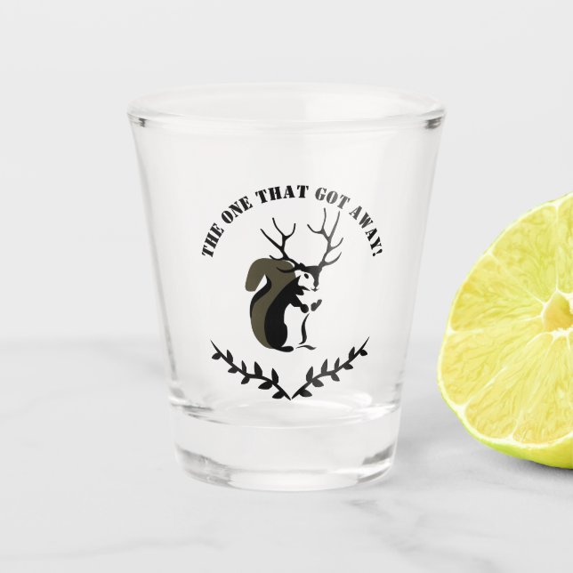 Schwarzes Eichhörnchen mit Zehenspitze Schnapsglas (Vorderseite)