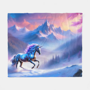 Schwarzes Einhorn in einer traumhaften Winterlands Fleecedecke