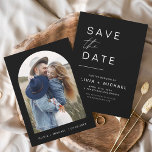 Schwarzes elegantes Save the Date Foto Minimalisti<br><div class="desc">Hochzeitschwarz Speichern Sie die Datumskarten,  die ein Foto auf der Vorderseite haben. Die Save the Date-Karten enthalten eine moderne,  handgeschriebene,  kursive Schriftzeichen-Typografie,  die elegant,  einfach und modern nach einem einfachen Hochzeitstag-Fest zu verwenden sind.</div>
