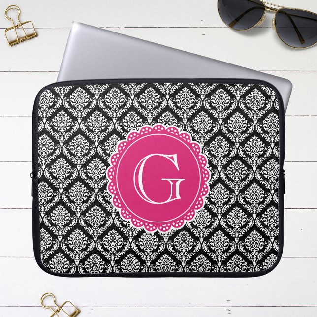 Schwarzes Floral Damask Muster Hot Pink Monogramm Laptopschutzhülle (Von Creator hochgeladen)