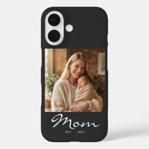 Schwarzes Foto mit Schriftzug 'Mom Established' iPhone 16 Hülle