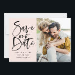 Schwarzes Foto Save The Date<br><div class="desc">Brush Calligraphy Foto Rette unsere Date Card | Melden Sie sich mit dieser individuell anpassbaren Save the Date flachen Karte bei Familie und Freunden an. Es zeichnet sich durch handgeschriebene moderne Kalligraphie aus. Dieses stilvolle Foto Save the Date ist perfekt für jede Hochzeitszeit und jedes Thema. Weitere Farben und passende...</div>